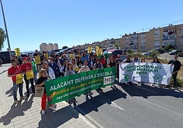Concentración en el IES Las Lomas de Alicante este jueves.