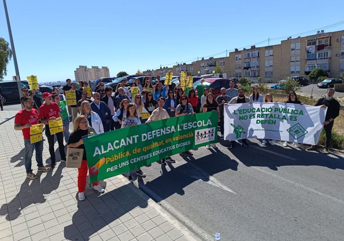 Concentración en el IES Las Lomas de Alicante este jueves.
