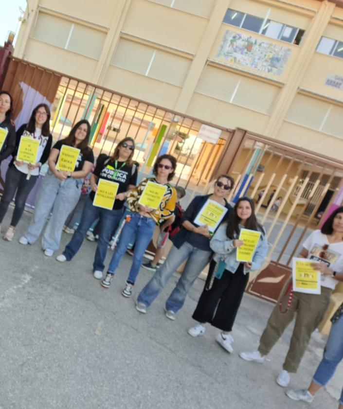Imagen secundaria 2 - Concentraciones en diferentes centros educativos de Alicante este jueves.