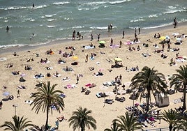 Bañistas en la playa del Postiguet.