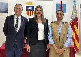 La portavoz socialista en Sant Joan, Esther Donate, entre los diputados autonómicos socialistas Ernest Blanch y Yaissel Sánchez.