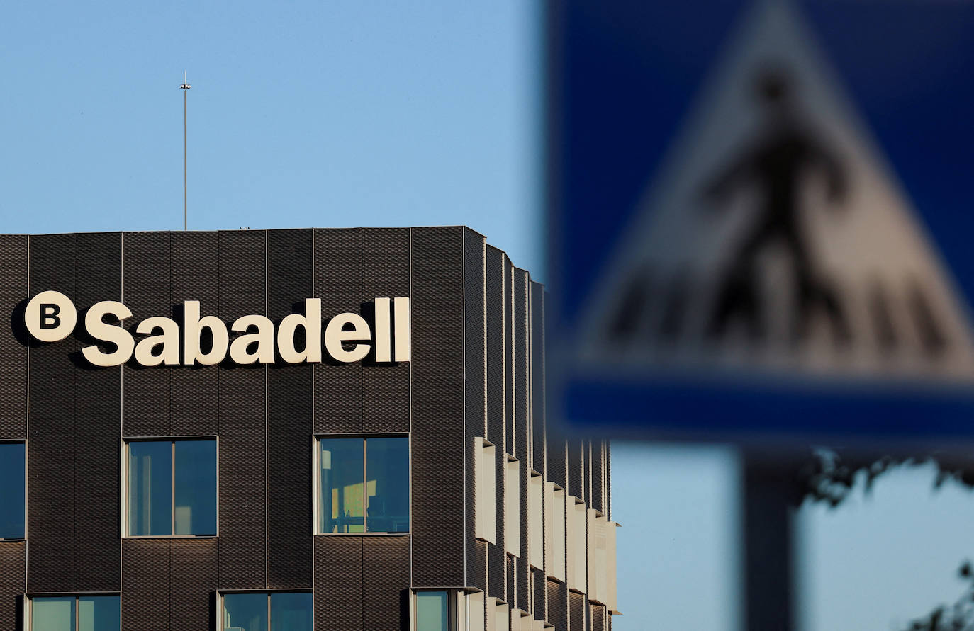 El Sabadell acusa al BBVA de vulnerar el régimen de la OPA