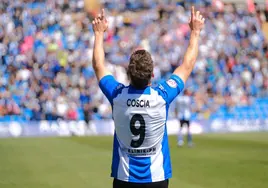 Agus Coscia celebra un gol en el Rico Pérez.
