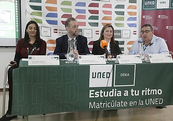La directora de la UNED Dénia y otros representante durante la presentación de un programa coeducativo.