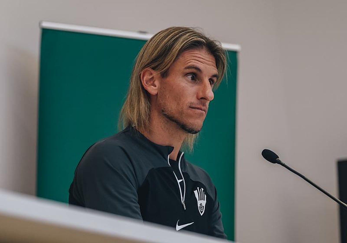 Sebastián Beccacece, en la sala de prensa del Martínez Valero.