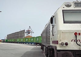 Tren con mercancías en el puerto de Alicante.