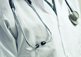 Compromís pide rescindir la concesión del Hospital del Vinalopó ante la «fuga» de sanitarios