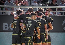 Los jugadores del Intercity celebran un tanto del equipo esta temporada.