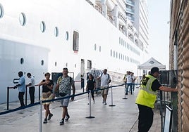 Cruceristas del 'MSC Orchestra' desembarcan en Alicante.