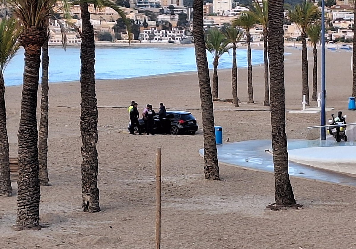 Imagen del vehículo detenido en la arena