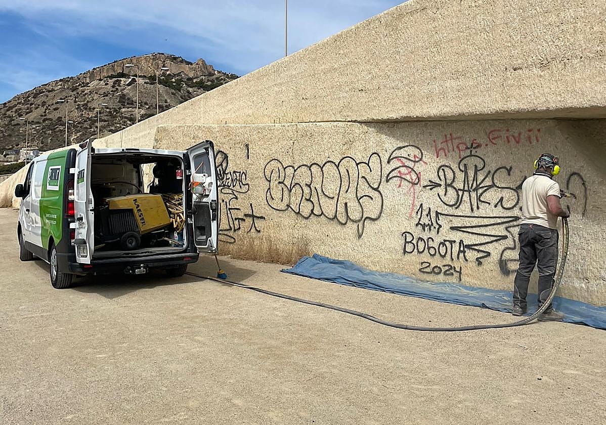 Limpieza de pintadas en la Cantera.