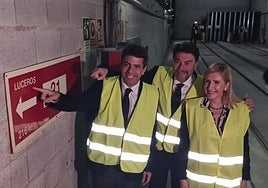 El presidente de la Generalitat, Carlos Mazón, con la consellera de Transportes, Salomé Pradas, y el alcalde de Alicante, Luis Barcala, en el túnel del Tram en Luceros.