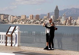 Una pareja de turistas se hacen una foto en Benidorm.
