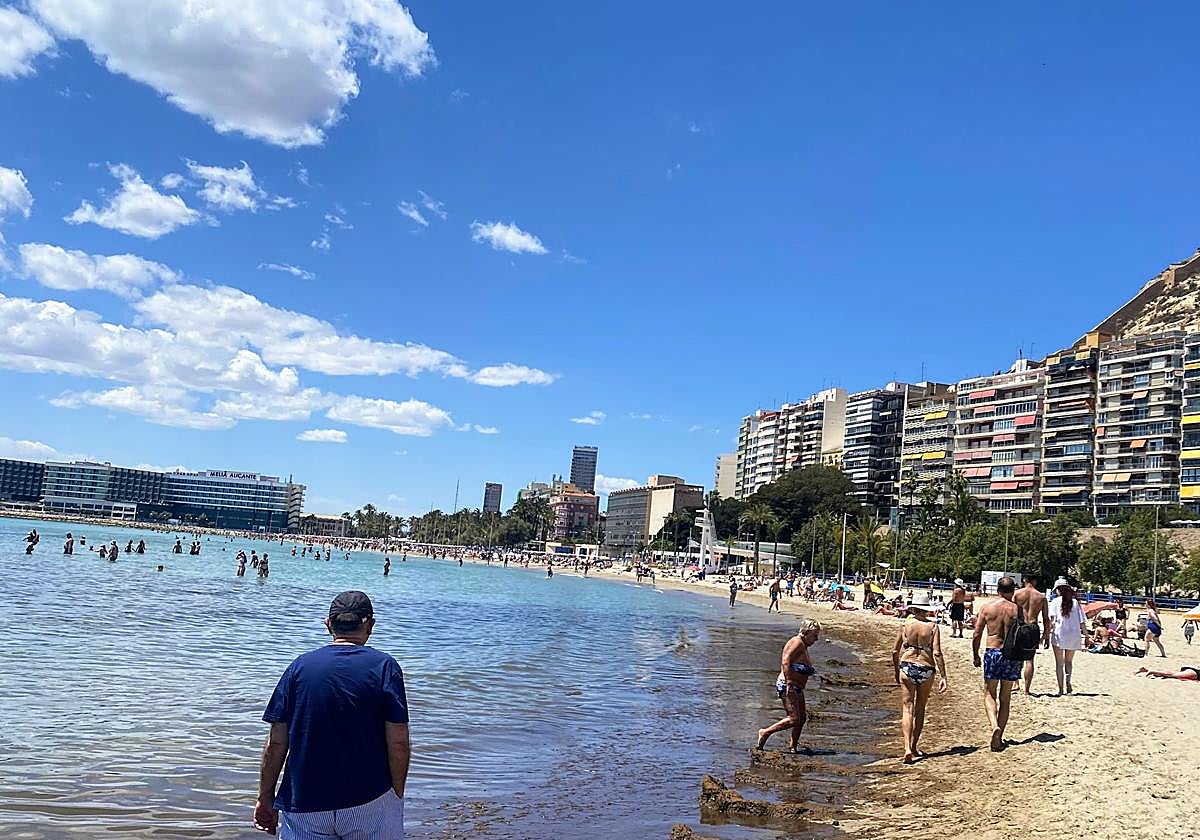La playa del Postiguet de Alicante a principios de semana.