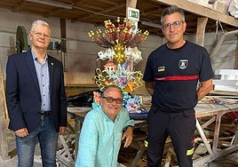 El concejal de Seguridad, Julio Calero; el jefe de Bomberos, Daniel López y el constructor Pedro Espadero, con el boceto de la hoguera oficial.