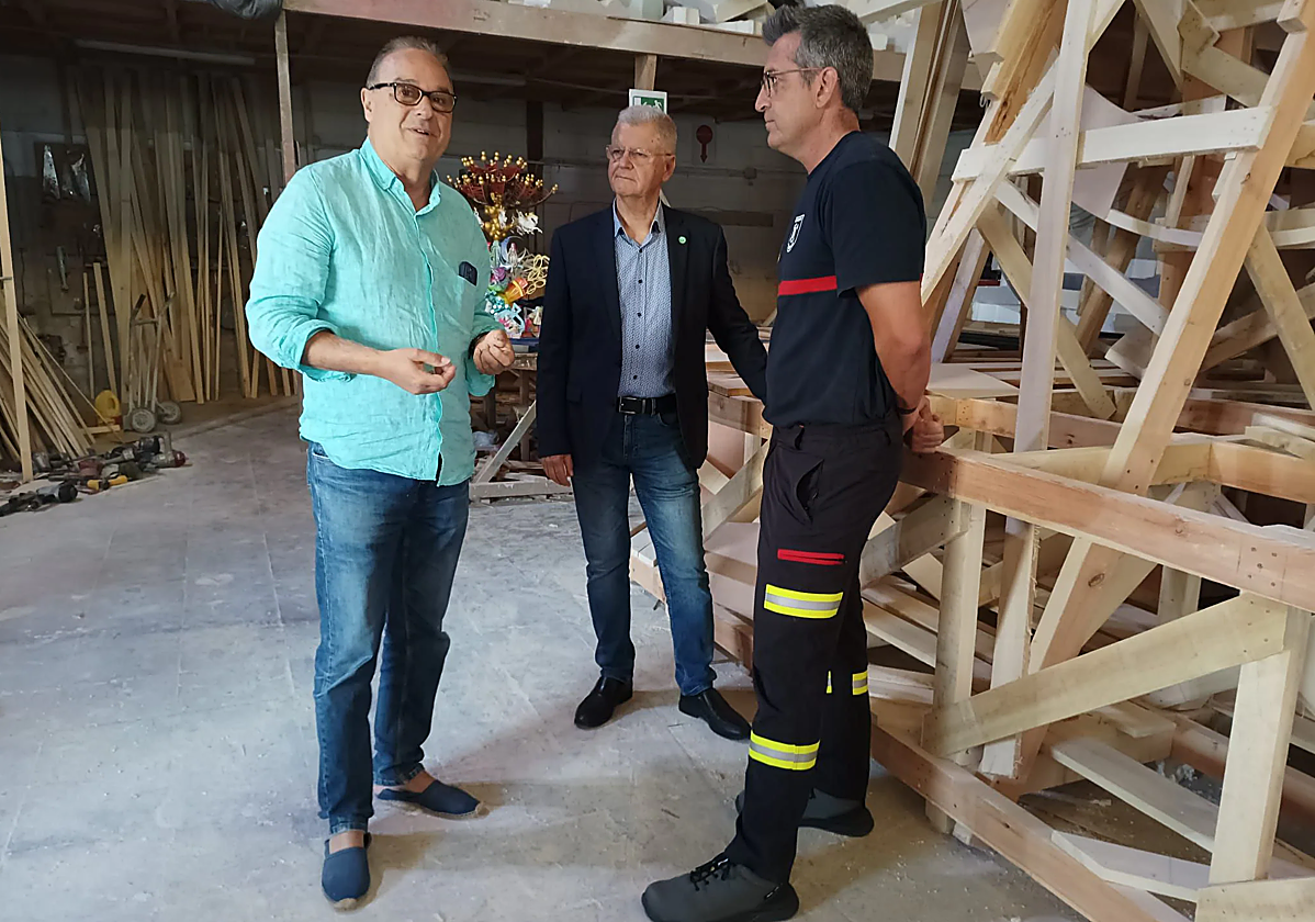 Integrantes de la reunión de preparación de la cremá de la hoguera oficial.