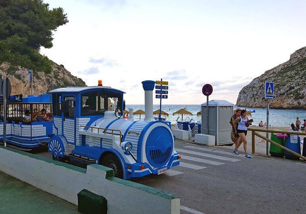 El tren que podría volver a llevar a los bañistas a la Cala Granadella en Alicante desde junio