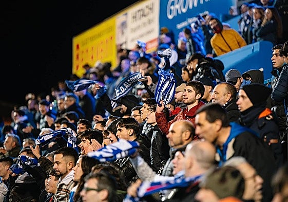 Afición blanquiazul en la grada del Collao.