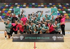 Celebración de la victoria decisiva del Elche ante el Porriño.