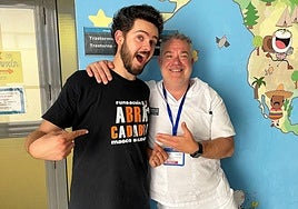 El Mago Dálux (izquierda) junto a un santitario del Hospital de Sant Joan.