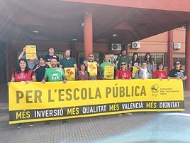 Acto convocado por la Plataforma per l'Ensenyament Públic frente a un IES de la Comunitat.