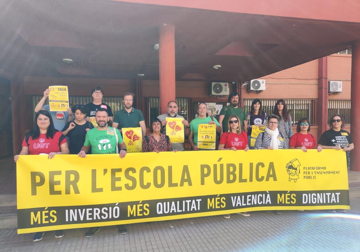 Acto convocado por la Plataforma per l'Ensenyament Públic frente a un IES de la Comunitat.