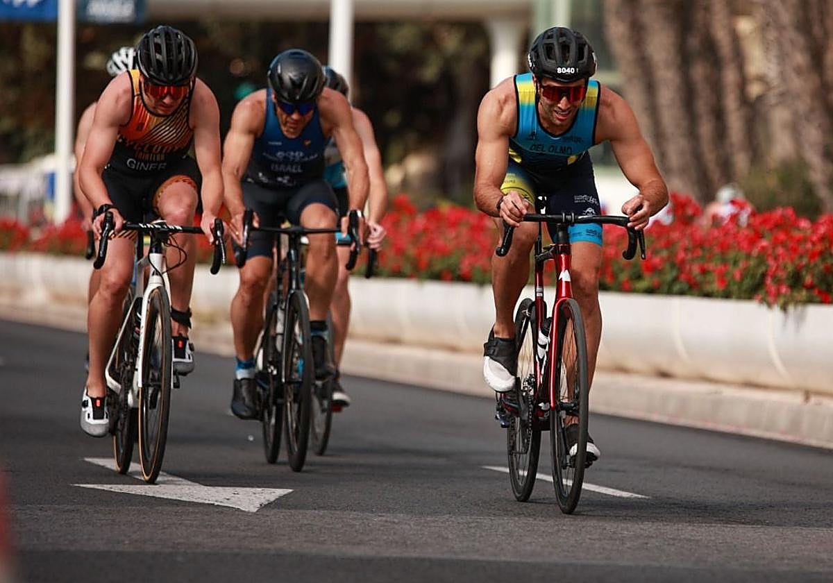 Ciclistas por la avenida Jovellanos.