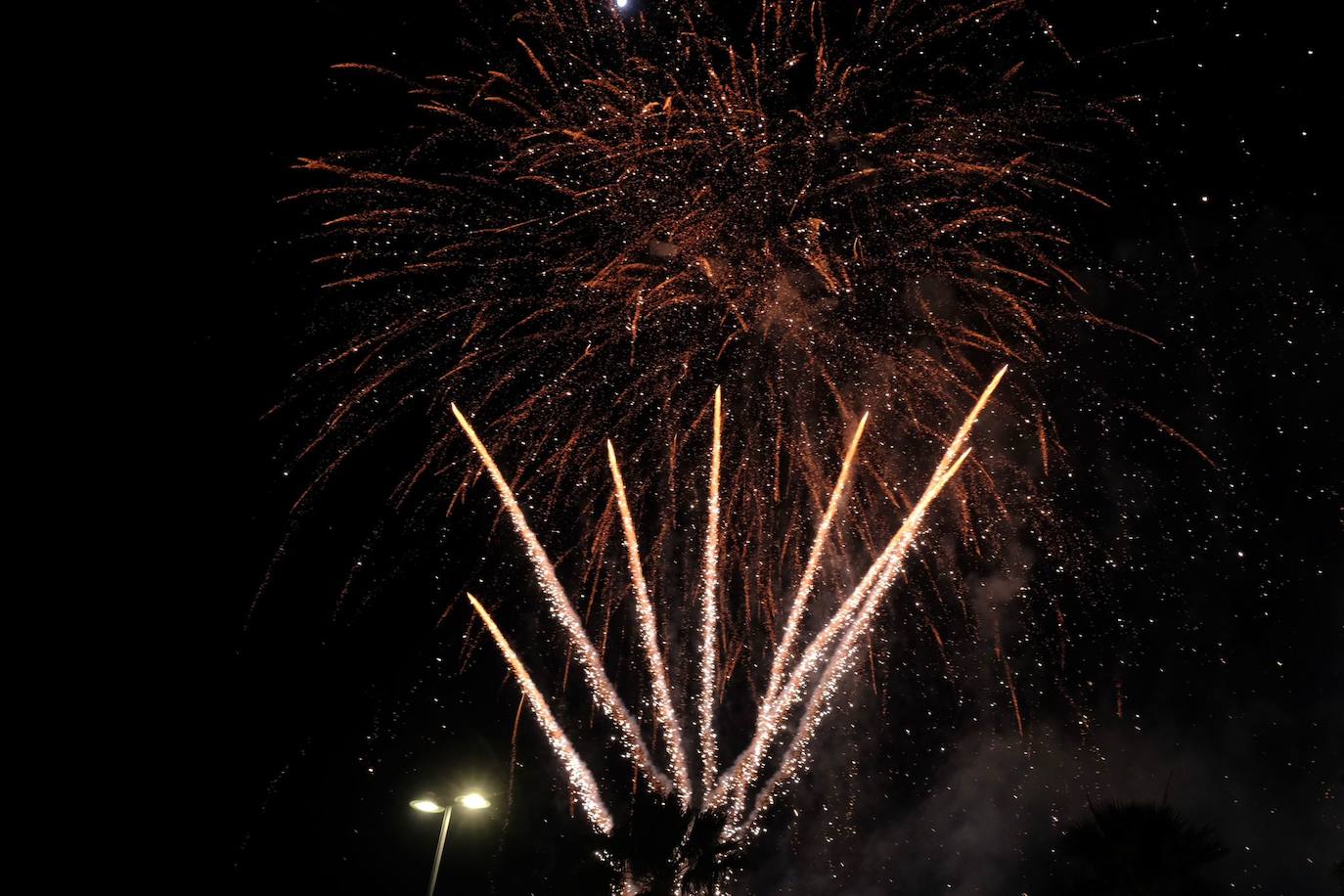 Las Hogueras de Alicante arrancan un fin de semana de pólvora con toque piromusical