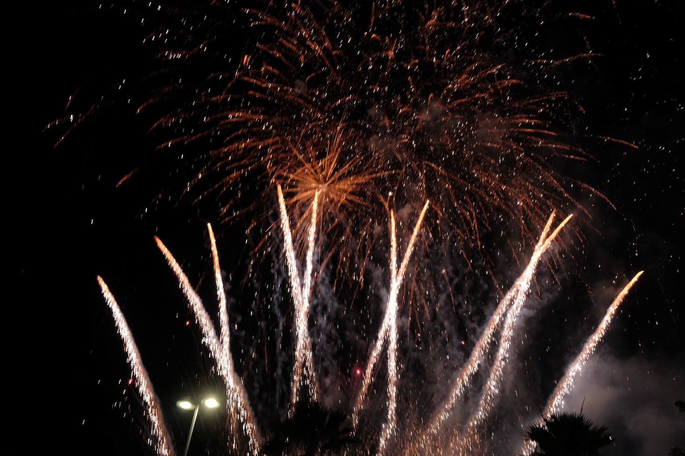 Las Hogueras de Alicante arrancan un fin de semana de pólvora con toque piromusical