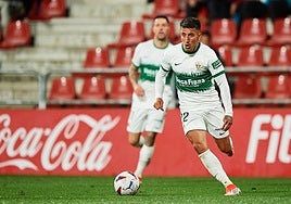 Nico Fernández conduce el balón en Anduva.