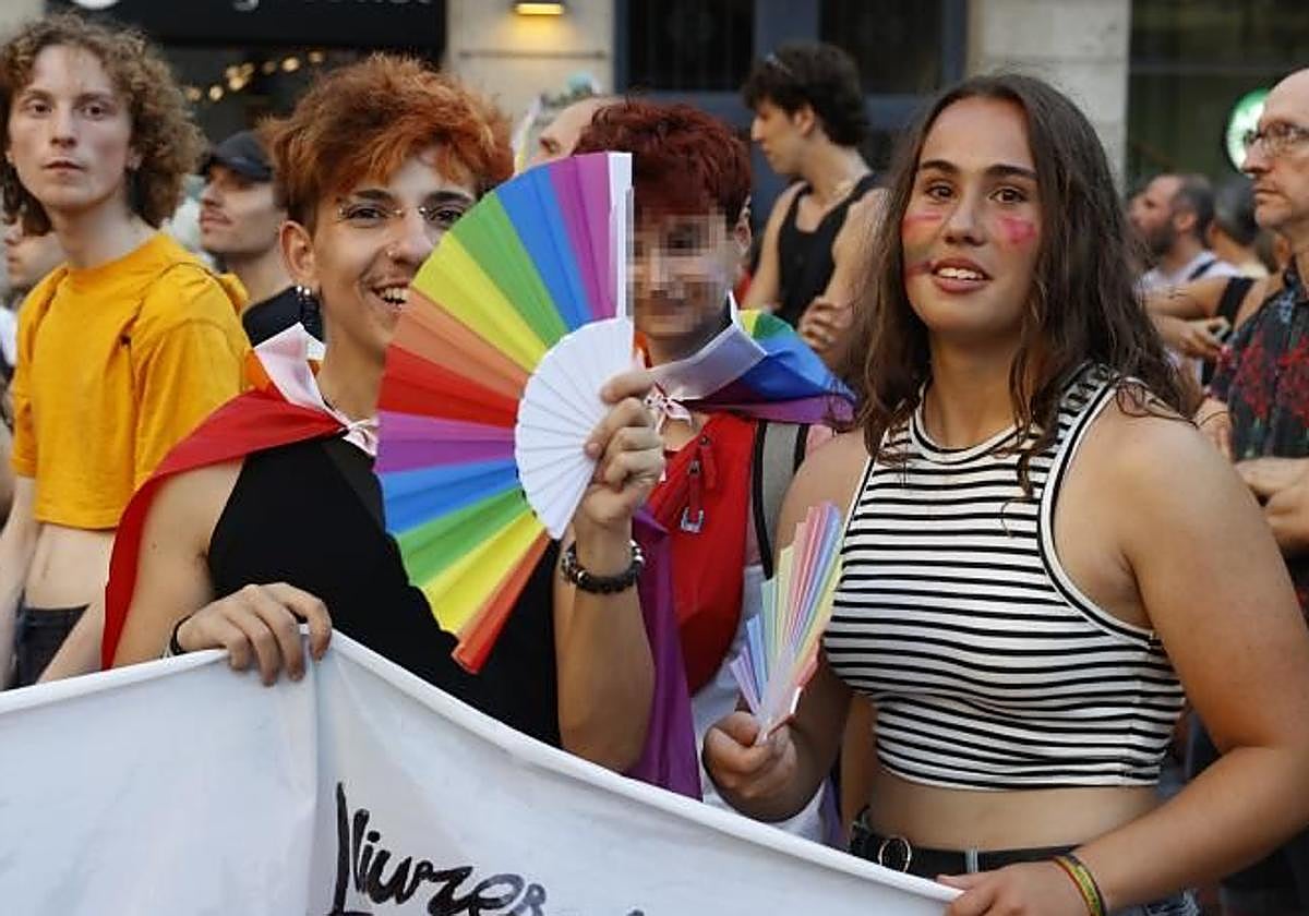 Jóvenes en una manifestación del Orgullo LGTBI+.