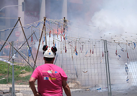 El pirotécnico alicantino observando una de sus mascletàs en 2023.