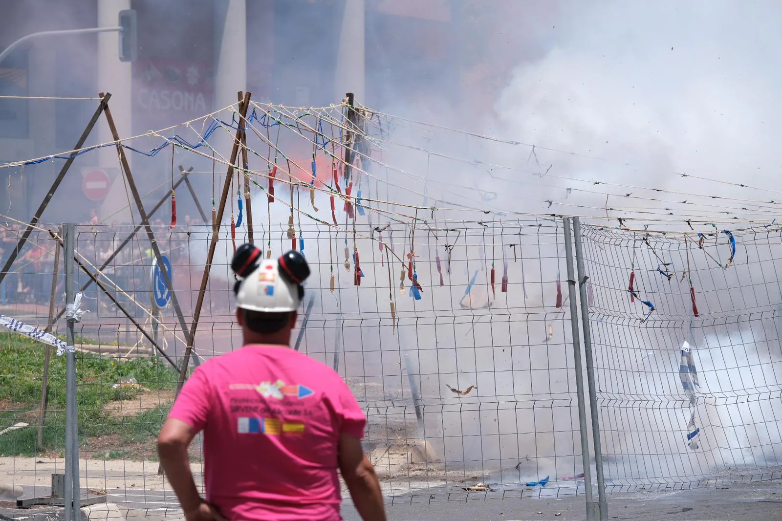 El pirotécnico alicantino observando una de sus mascletàs en 2023.