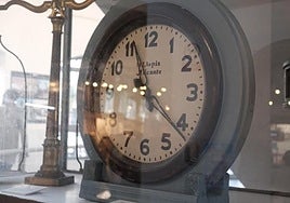 Reloj que marca la hora del bombardeo del Mercado Central de Alicante, ocurrido el 25 de mayo de 1938.