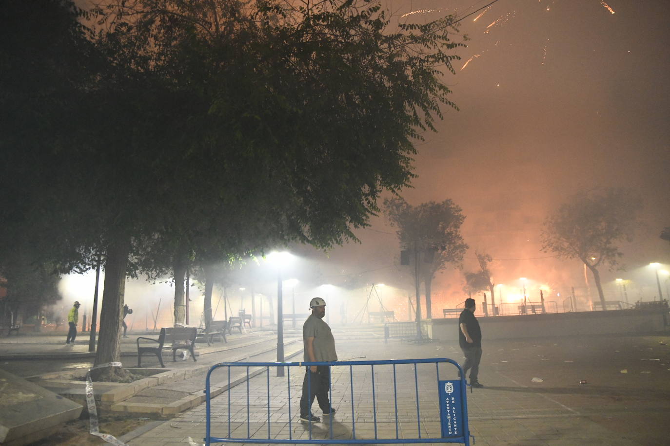 La plaza del Sol se ilumina con la mascletà nocturna