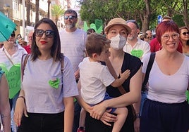 La exvicepresidenta del Consell Aitana Mas y la diputada de Compromís, Àgueda Micó, en la protesta.