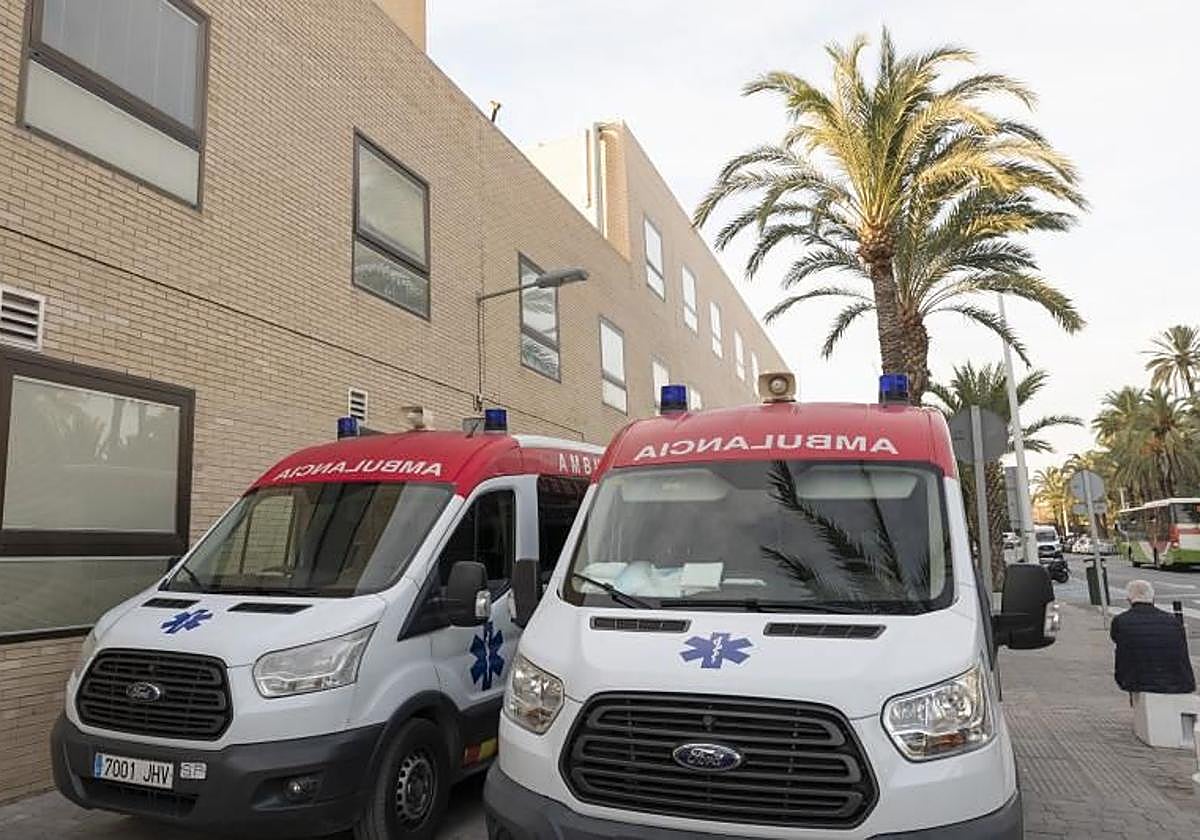 Ambutlancias en la puerta del hospital.