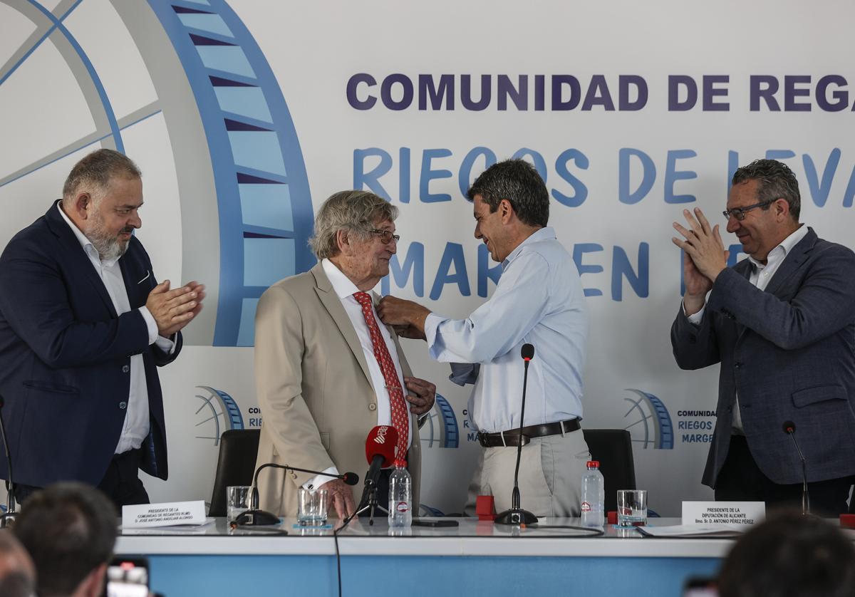 El presidente de la Generalitat impone la medalla de oro de la comunidad de Riegos de Levante a José Antonio Andújar.