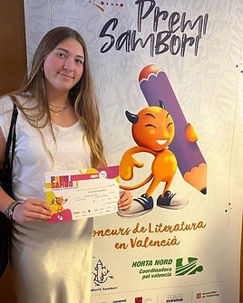 La escritora novel, Chloé Gateau Peris, tras recibir el premio Sambori en Elche.