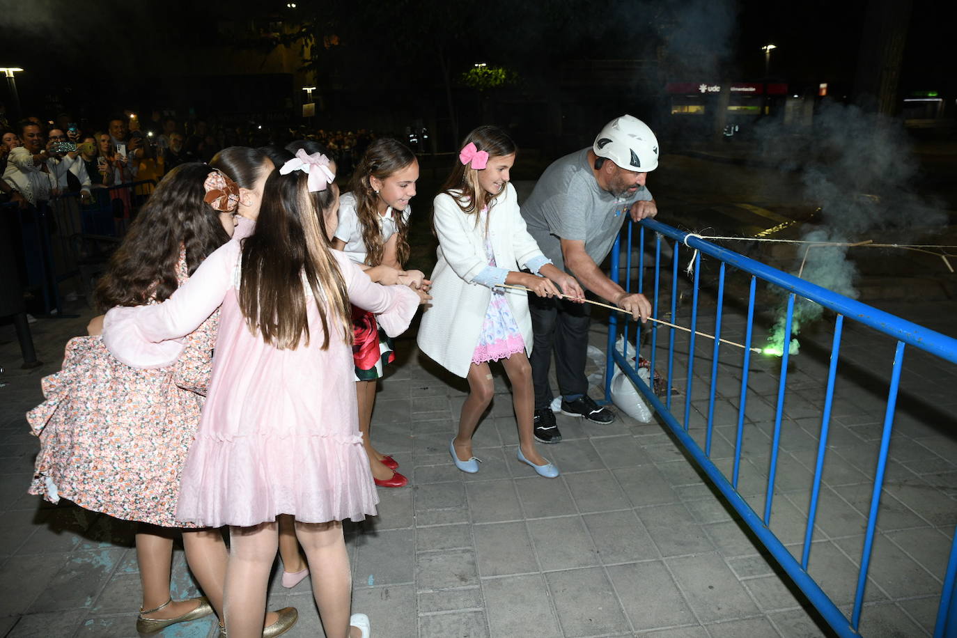 La plaza del Sol se ilumina con la mascletà nocturna