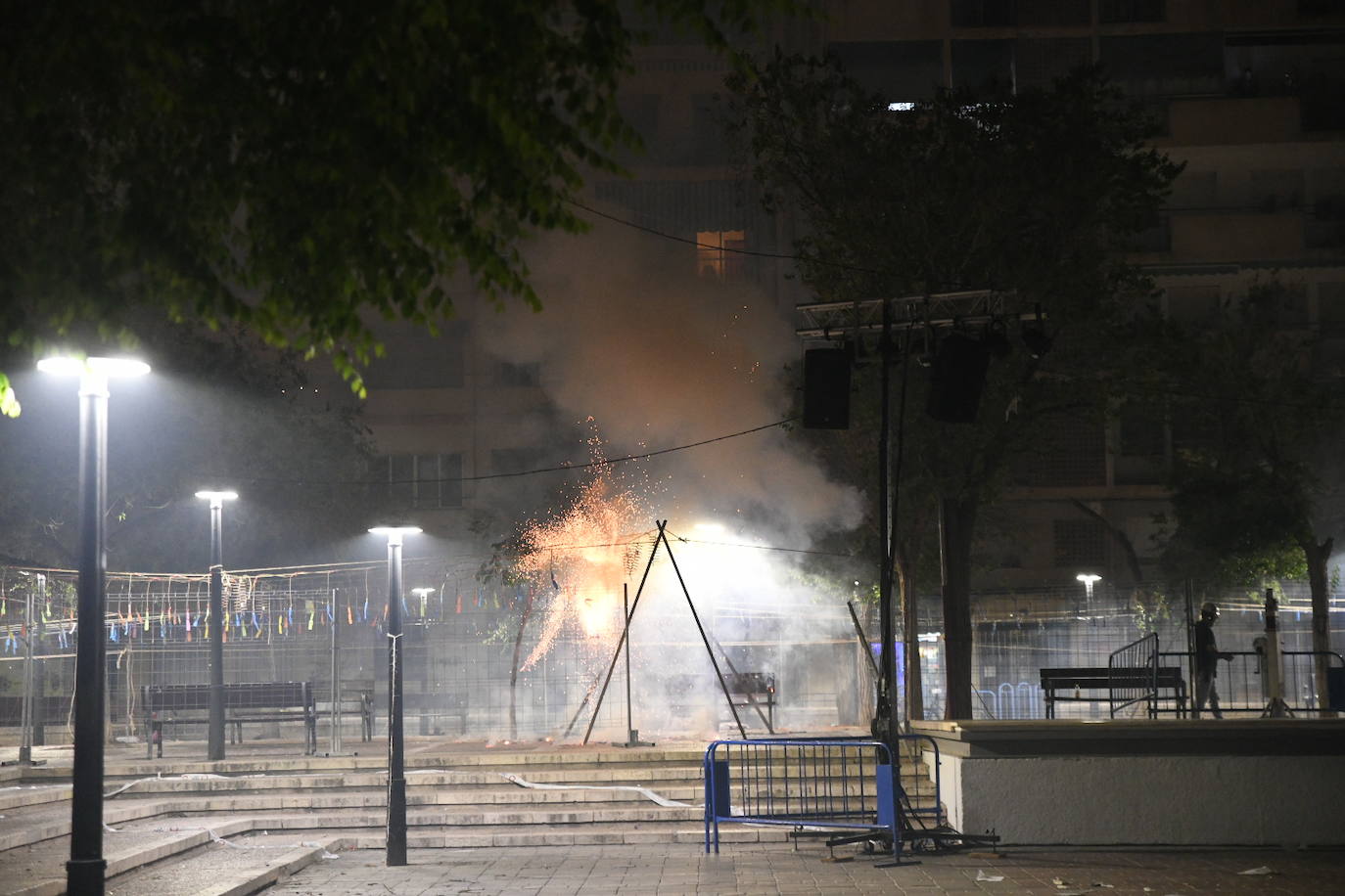 La plaza del Sol se ilumina con la mascletà nocturna