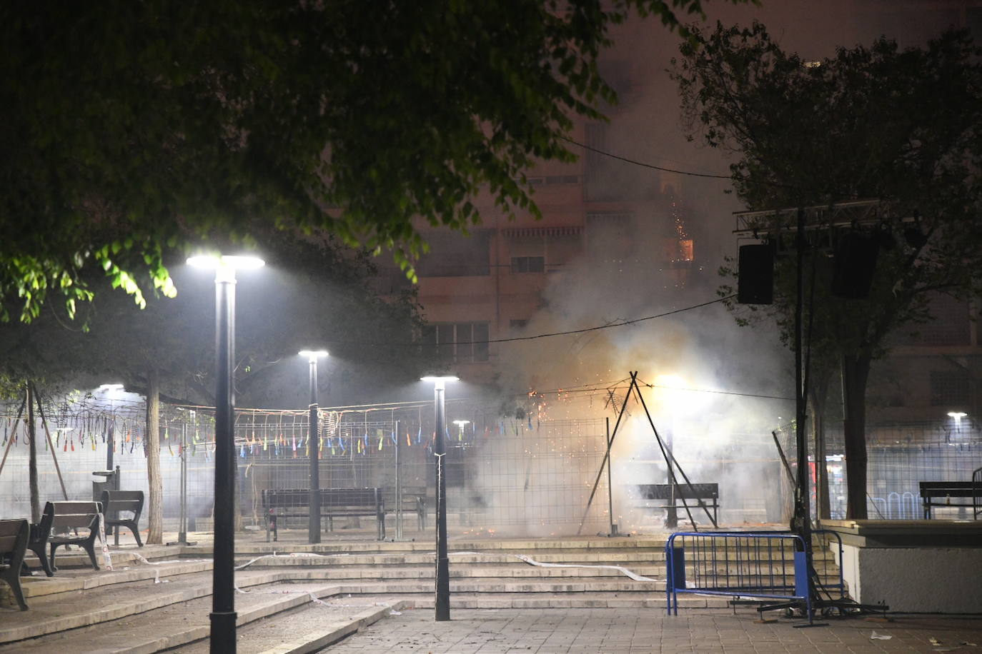 La plaza del Sol se ilumina con la mascletà nocturna