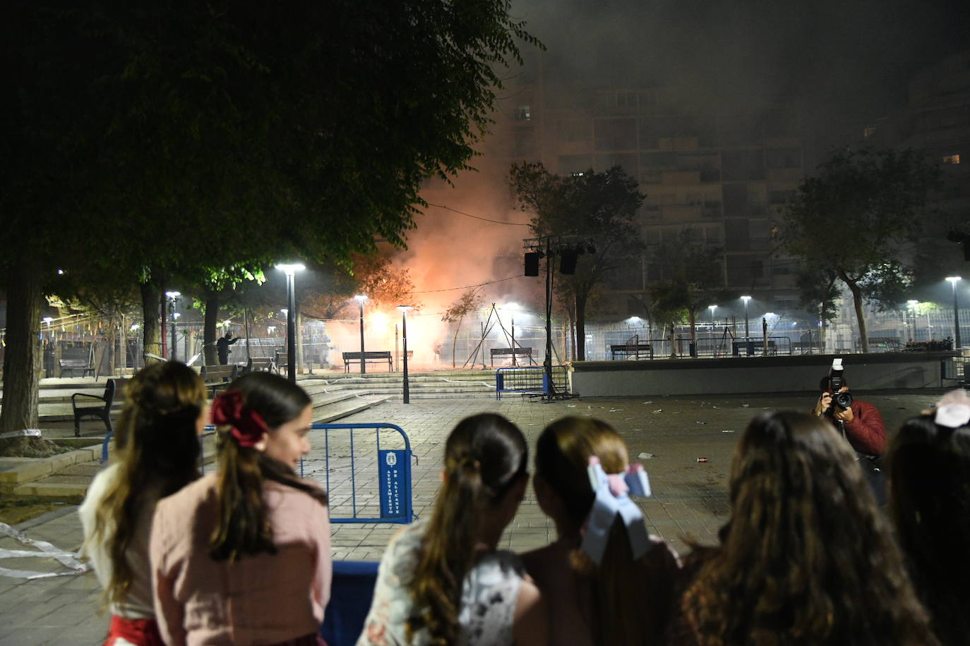 La plaza del Sol se ilumina con la mascletà nocturna