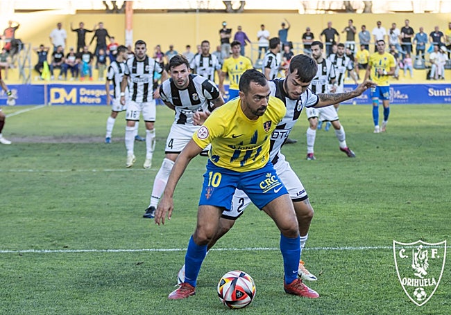 Miguel de las Cuevas protege el balón en Los Arcos.