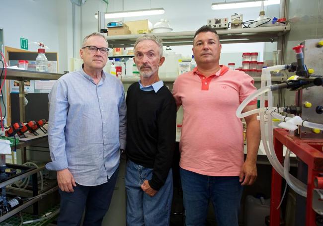 El equipo investigador: Vicente Montiel, investigador principal, Manuel Roldán Velázquez y el técnico Vicente García.