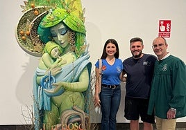 Llongo hace entrega del ninot de la exposición a la hoguera Diputació-Renfe.