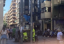 Semáforo en el cruce de Maisonnave con Alemania apagado, con los operarios trabajando ya en su arreglo.