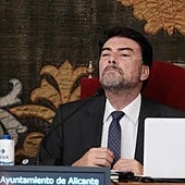 El PSOE aprieta a Barcala por los puntos violeta