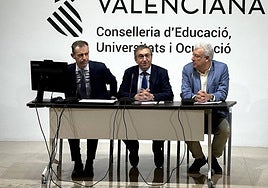 José Antonio Rovira, conseller de Educación, al centro de la imagen durante la presentación de la campaña de admisión.