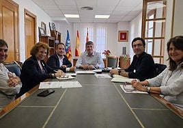 Imagen de la reunión entre el Ayuntamiento de La Vila y la Cámara de Comercio de Alicante.